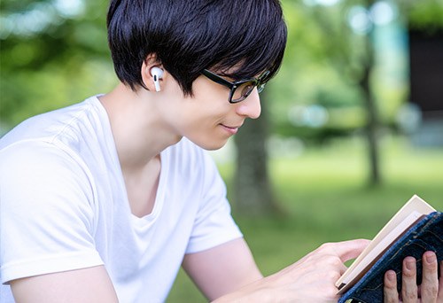 読書や勉強のそばでポッドキャストを聴く人