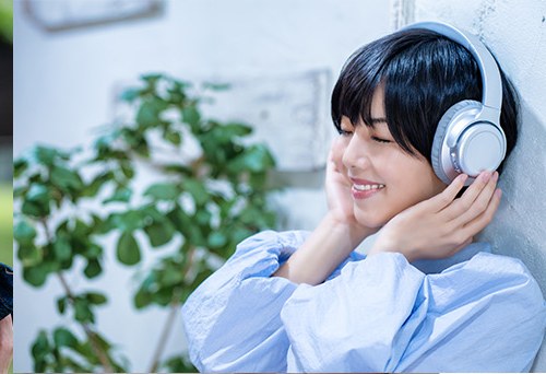 くつろぎながらポッドキャストを聴く人