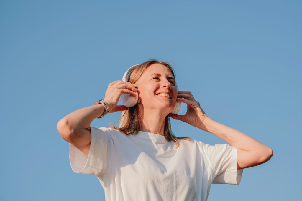 海外マーケティングの限界を超える「デジタルオーディオ広告」戦略とは【2025年版】 