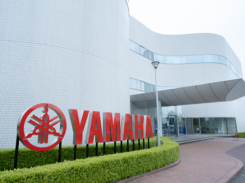 ヤマハ発動機の建物とYAMAHAのサイン