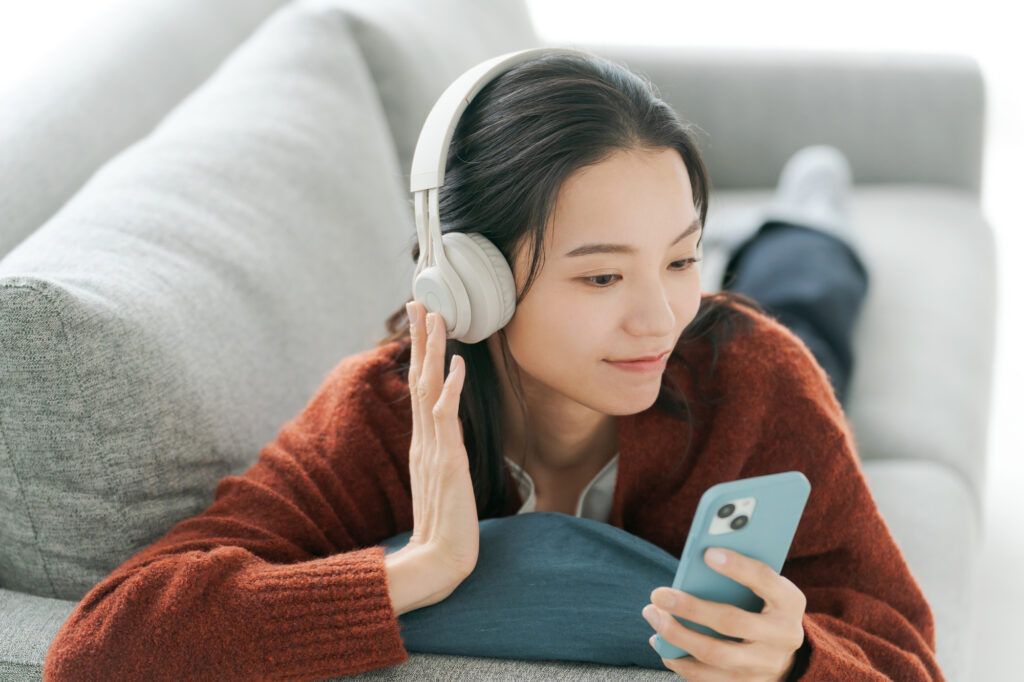 音声コンテンツを通じてリスナーとの信頼関係を築くイメージ